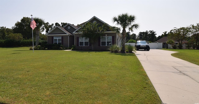 view of front of property featuring a front lawn