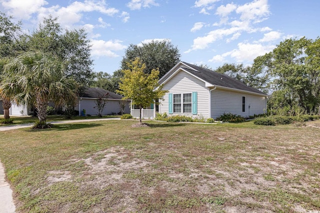 ranch-style home featuring a front lawn