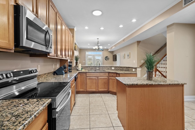 kitchen featuring sink, a chandelier, light tile patterned floors, kitchen peninsula, and stainless steel appliances