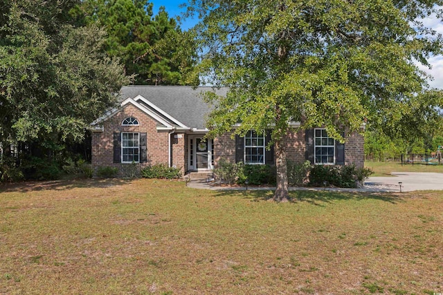 view of front facade with a front lawn