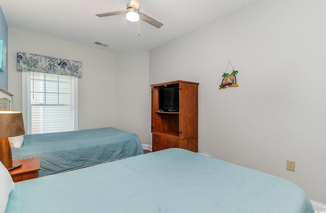 bedroom with ceiling fan