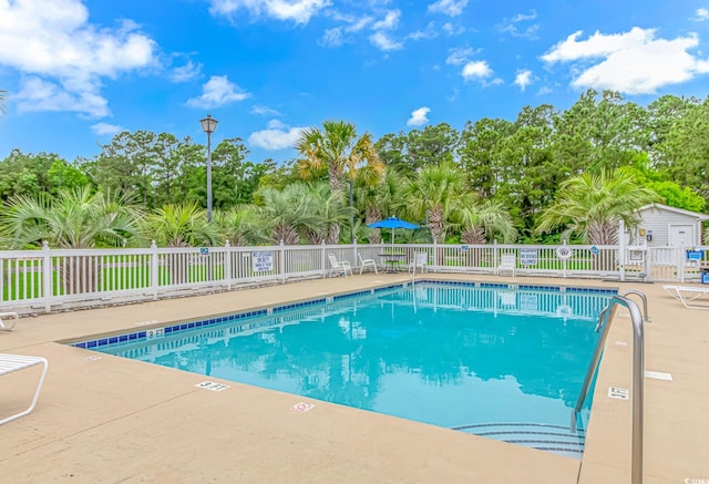 view of swimming pool