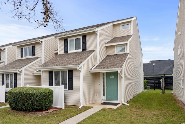 townhome / multi-family property featuring a front yard