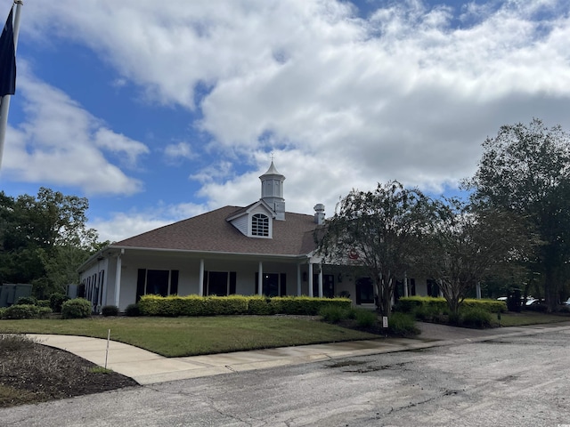 view of front of property featuring a front lawn