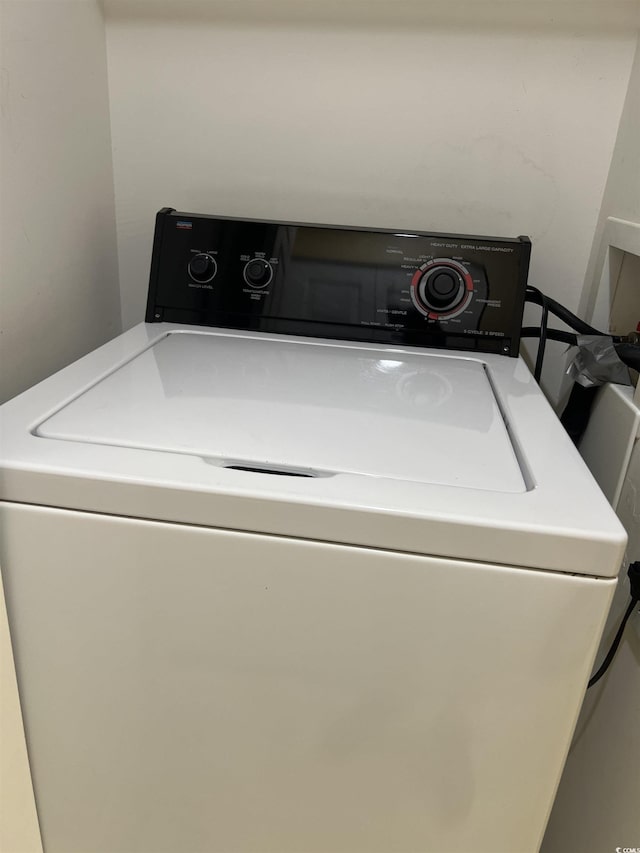 laundry area featuring washer / dryer