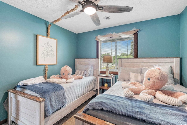 bedroom featuring ceiling fan and a textured ceiling