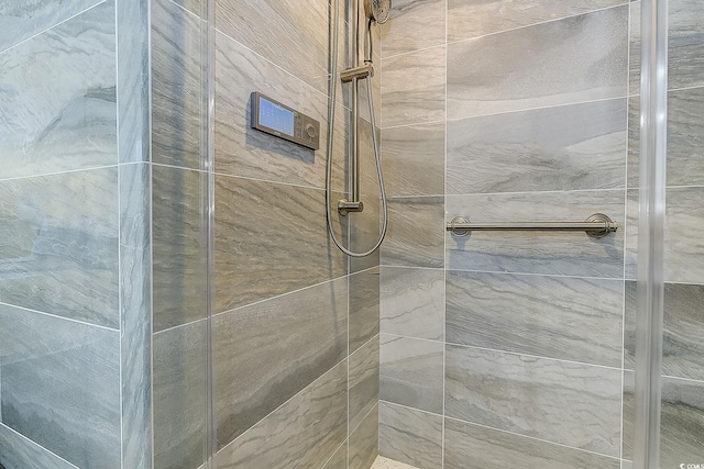 bathroom featuring a tile shower