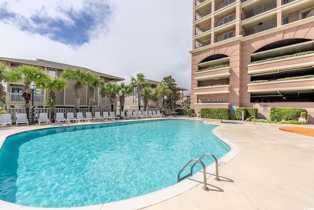 view of swimming pool