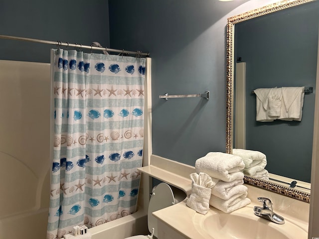 full bathroom with shower / tub combo with curtain, vanity, and toilet