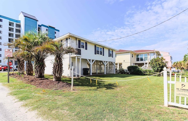 view of front facade featuring a front yard