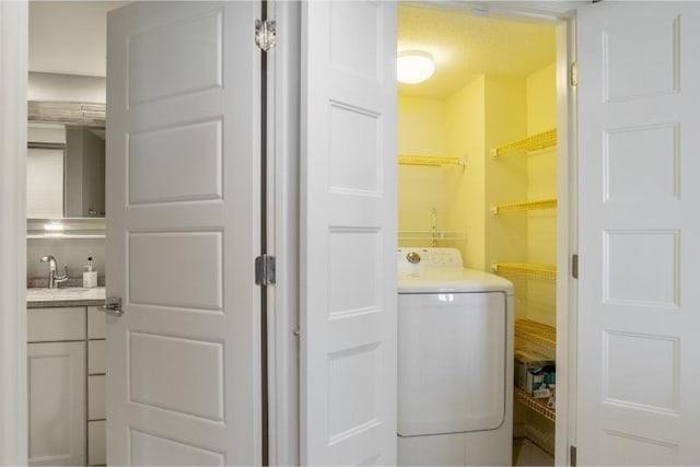 laundry area with washer / clothes dryer and sink