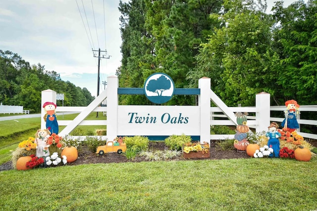 community / neighborhood sign with a yard