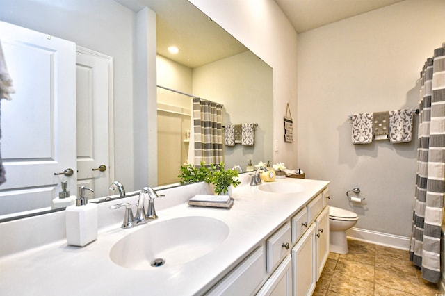 bathroom featuring a shower with shower curtain, vanity, and toilet