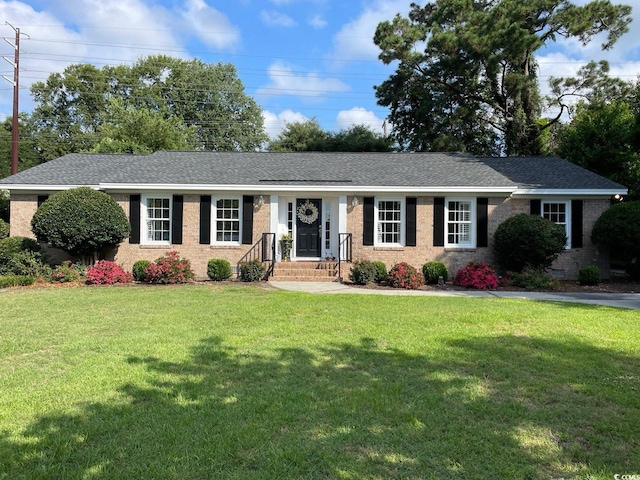 single story home with a front lawn