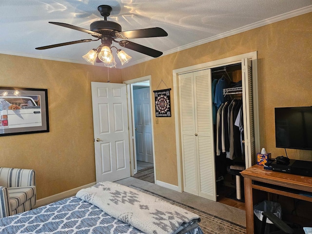 bedroom with crown molding, a textured ceiling, a closet, and ceiling fan