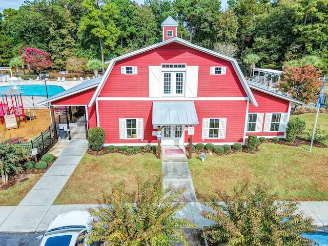 view of front of property featuring a front lawn