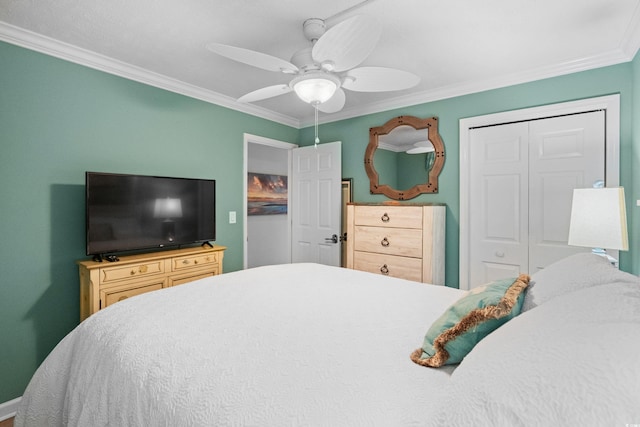 bedroom with ceiling fan, a closet, and ornamental molding