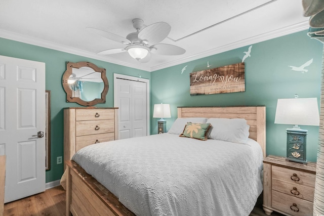 bedroom featuring ornamental molding, hardwood / wood-style floors, ceiling fan, and a closet