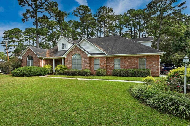 view of front of home featuring a front yard