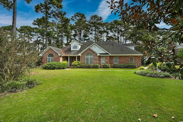 view of front of property featuring a front lawn