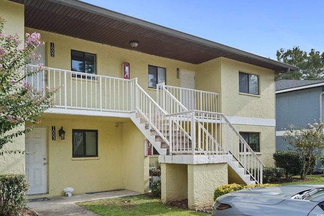 view of front facade featuring a balcony