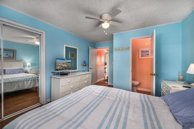 bedroom featuring ceiling fan, a textured ceiling, a closet, and dark wood-type flooring