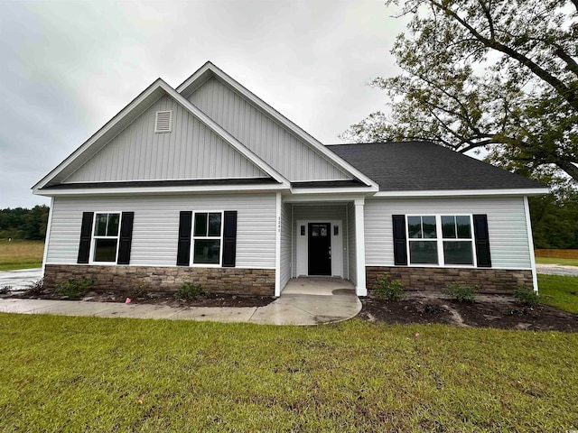 craftsman house featuring a front lawn