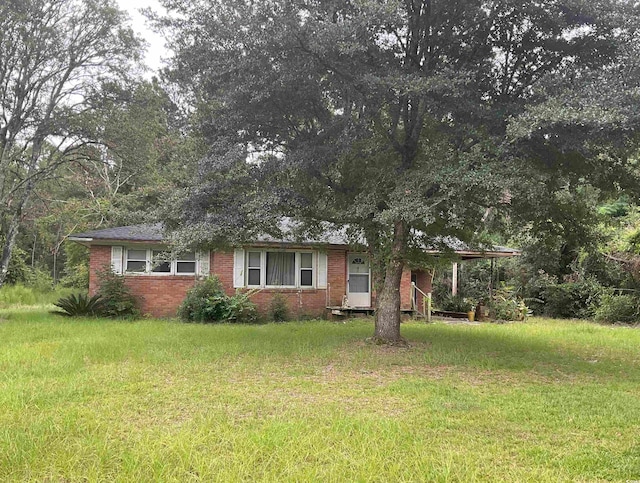 ranch-style home featuring a front lawn