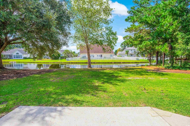 view of yard featuring a water view