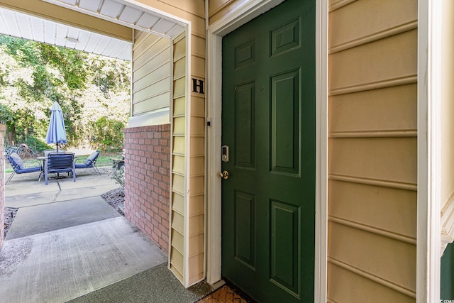 entrance to property with outdoor dining space