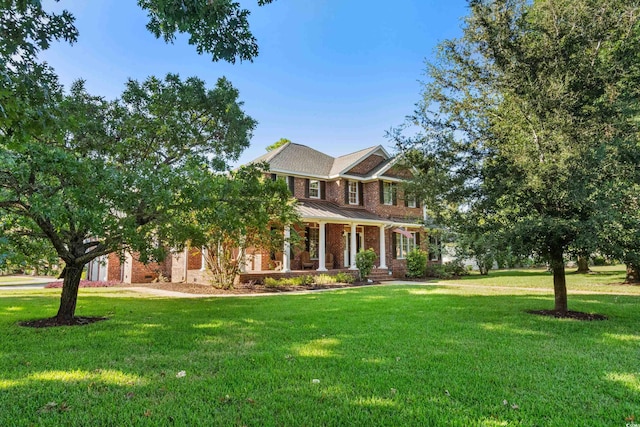 view of front of property featuring a front yard