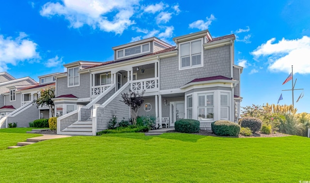 view of front of property featuring a front lawn