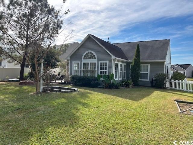 view of front facade featuring a front yard