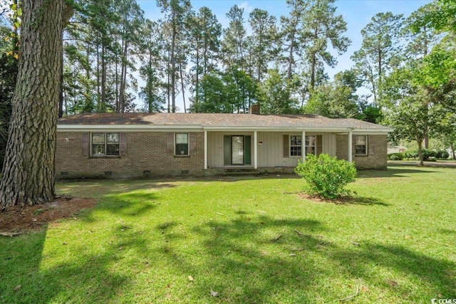 view of front of home featuring a front lawn