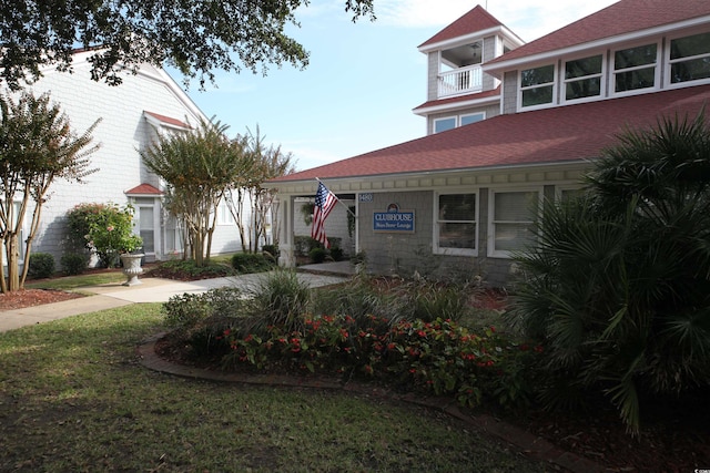 view of yard with a balcony