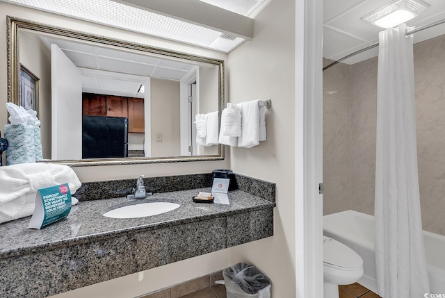 full bathroom featuring sink, shower / tub combo, toilet, and tile patterned floors