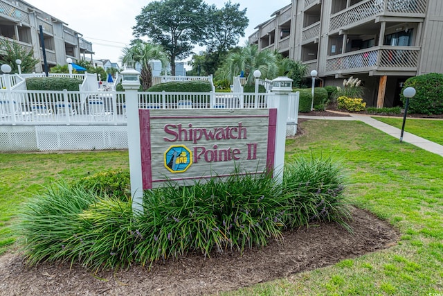 community sign with a lawn