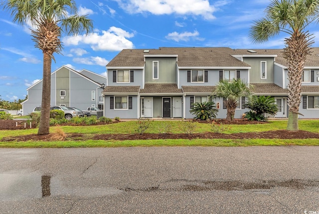 view of front of property featuring a front lawn