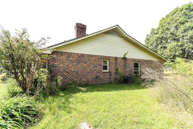 view of side of property featuring a yard