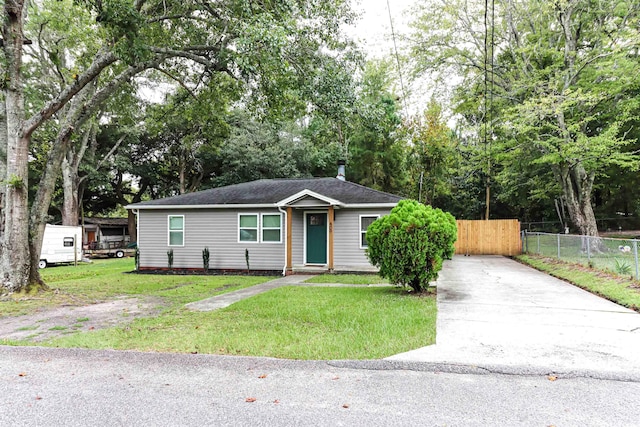 ranch-style home featuring a front lawn