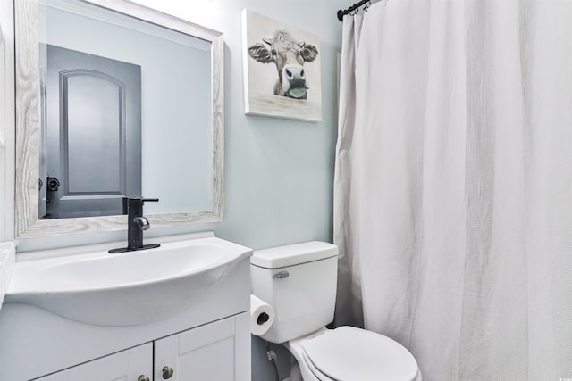 bathroom with a shower with curtain, vanity, and toilet