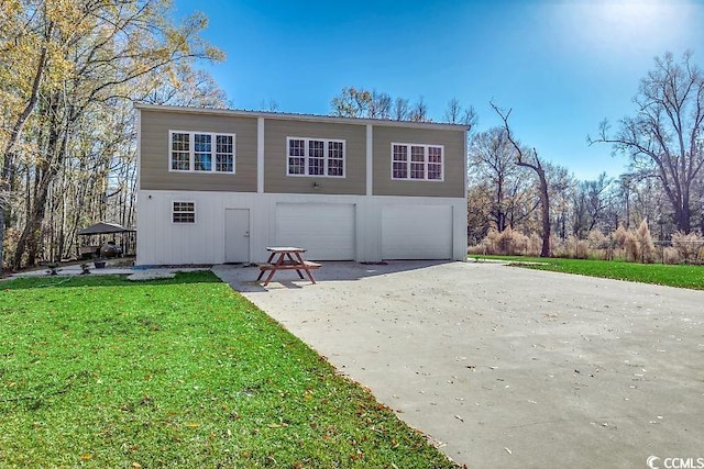 view of front of property featuring a garage and a front yard