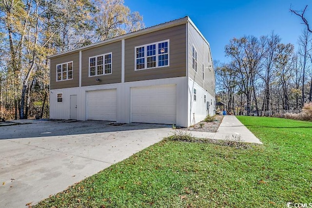 view of front facade featuring a front lawn and a garage