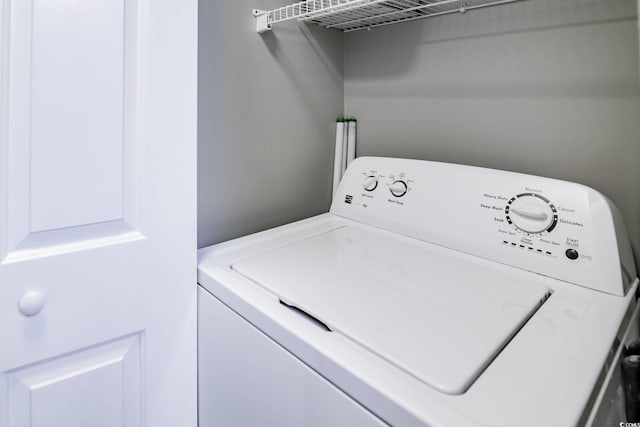 clothes washing area with washer / dryer and laundry area