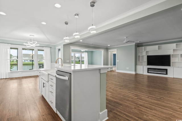 kitchen with hanging light fixtures, ceiling fan with notable chandelier, a kitchen island with sink, and dishwasher