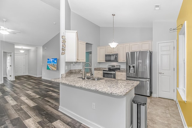 kitchen featuring hardwood / wood-style floors, sink, ceiling fan, appliances with stainless steel finishes, and kitchen peninsula