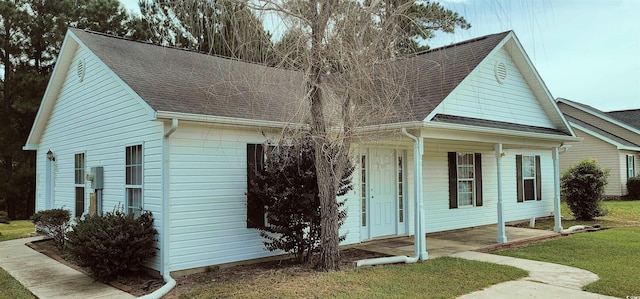 view of front of property featuring a front lawn and covered porch