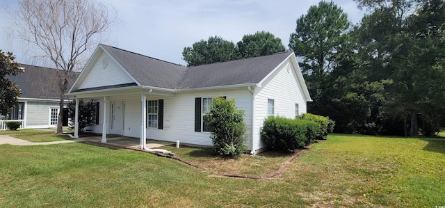 view of front of home featuring a front yard