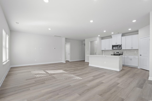 623 Blackthorne Cir NW, Calabash, NC 28467 - kitchen with stainless steel appliances, open floor plan, light wood-type flooring, and recessed lighting