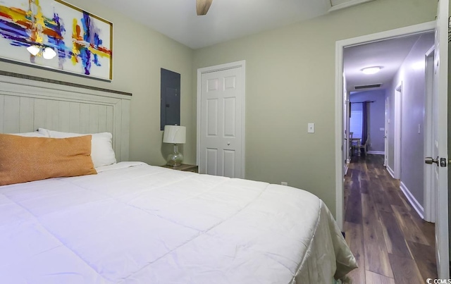 bedroom with dark hardwood / wood-style flooring, ceiling fan, and a closet